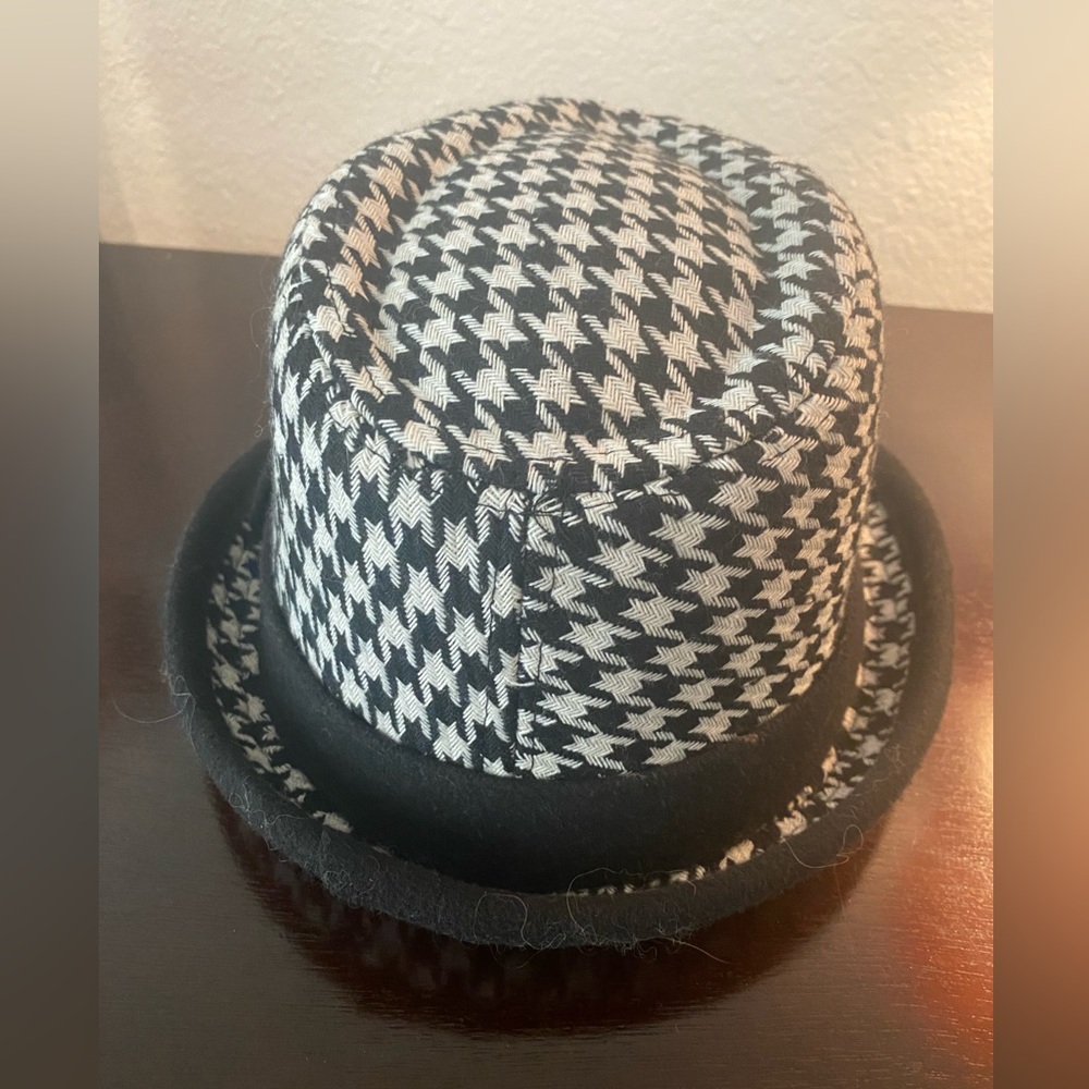 Woman’s Hat - Picture 3 of 7